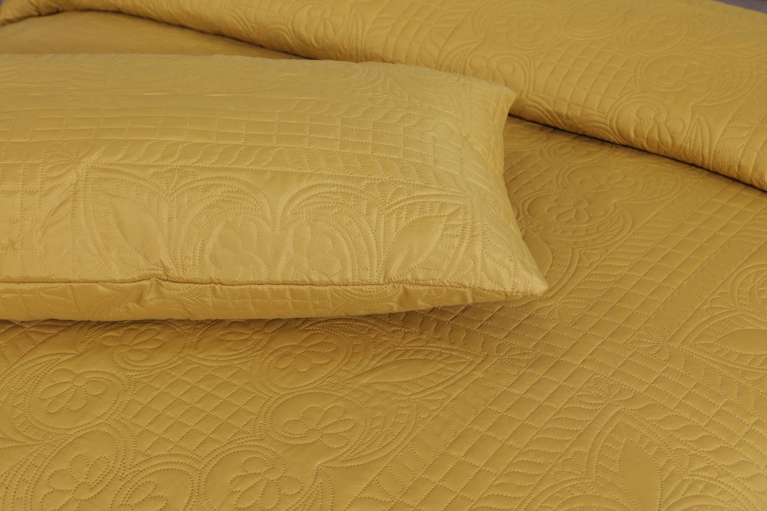 GOLDEN BEDSPREAD SET - 3 PCS (PREMIUM)